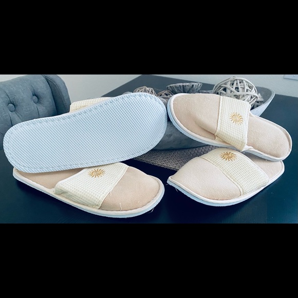 Close-Toe Hotel Collection Spa Slippers 2-pack - Picture 2 of 3